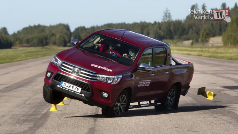 Пикап Toyota Hilux провалил лосиный тест (видео)