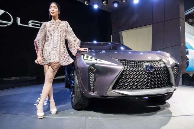 Концепт нового кроссовера Lexus UX удивил публику парижского автосалона