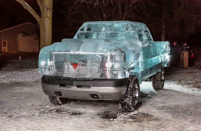 Ледяной пикап Chevrolet Silverado 2500