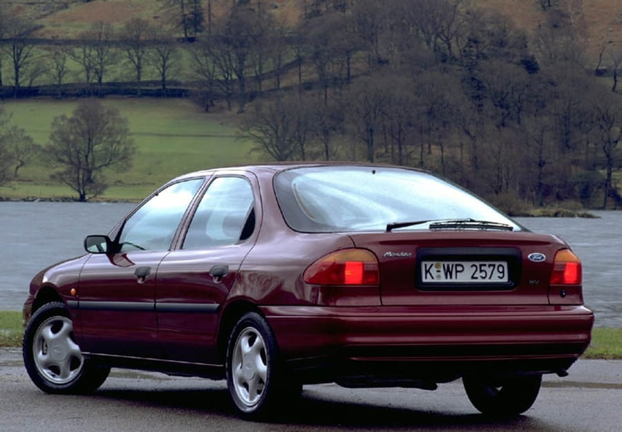Британцы винят в росте числа «парковочных» ДТП не только большие кроссоверы и внедорожники, но и седаны, а также хэтчбеки. Например, нынешний Ford Mondeo превосходит в длину одноименный автомобиль образца 1993 года на 12.8%.