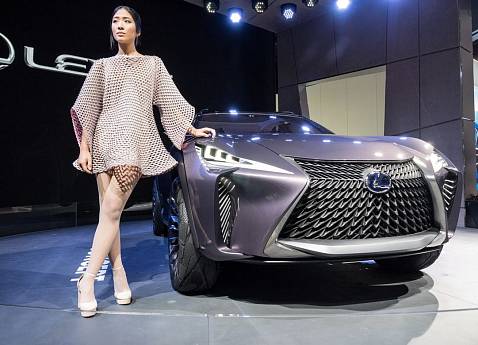 Концепт нового кроссовера Lexus UX удивил публику парижского автосалона