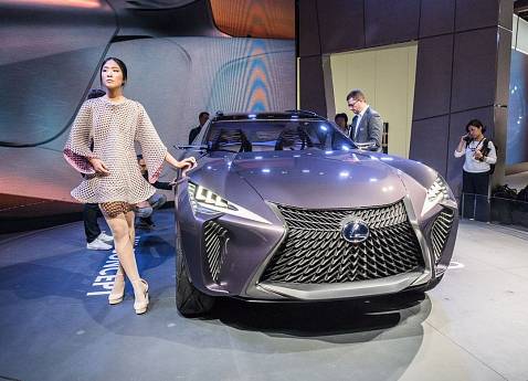 Концепт нового кроссовера Lexus UX удивил публику парижского автосалона