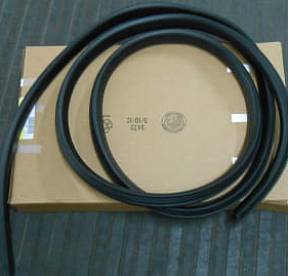 Уплотнитель водительской двери левой передней Chevrolet Tahoe 2007-14  GM 22766409