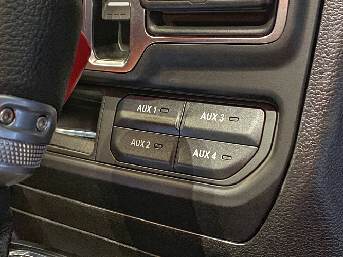 Блок Mopar AUX 82215798AE  для подключения дополнительных потребителей в Jeep Wrangler JL|JLU