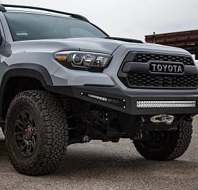 Передний силовой бампер с возможностью установки оптики 