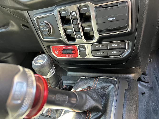Блок Mopar AUX 82215798AE  для подключения дополнительных потребителей в Jeep Wrangler JL|JLU