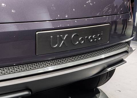 Концепт нового кроссовера Lexus UX удивил публику парижского автосалона