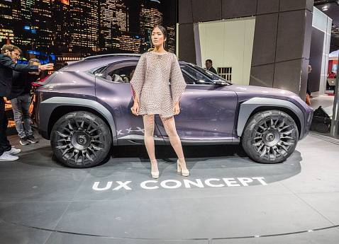 Концепт нового кроссовера Lexus UX удивил публику парижского автосалона