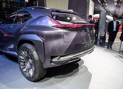 Концепт нового кроссовера Lexus UX удивил публику парижского автосалона