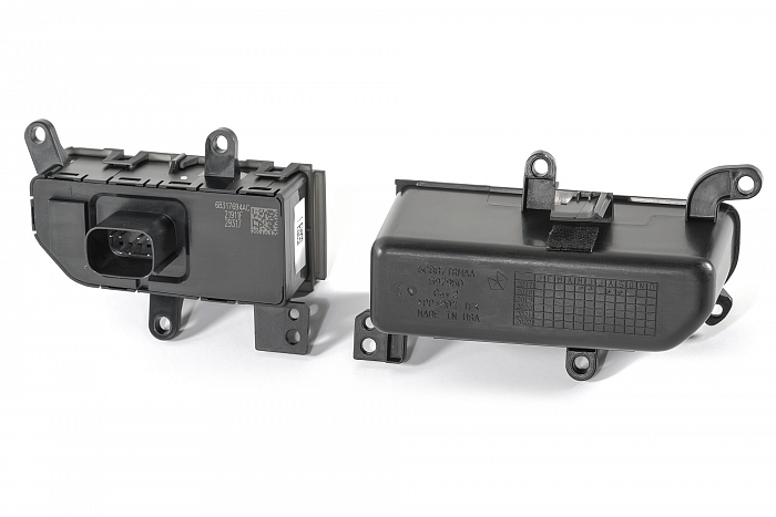 Блок Mopar AUX 82215798AE  для подключения дополнительных потребителей в Jeep Wrangler JL|JLU
