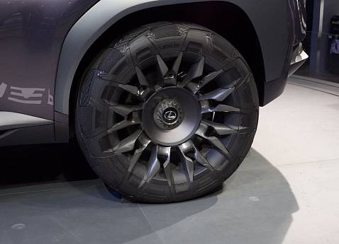 Концепт нового кроссовера Lexus UX удивил публику парижского автосалона