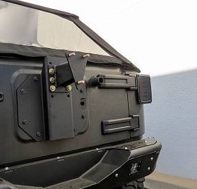 Крепление запасного колеса на задней двери