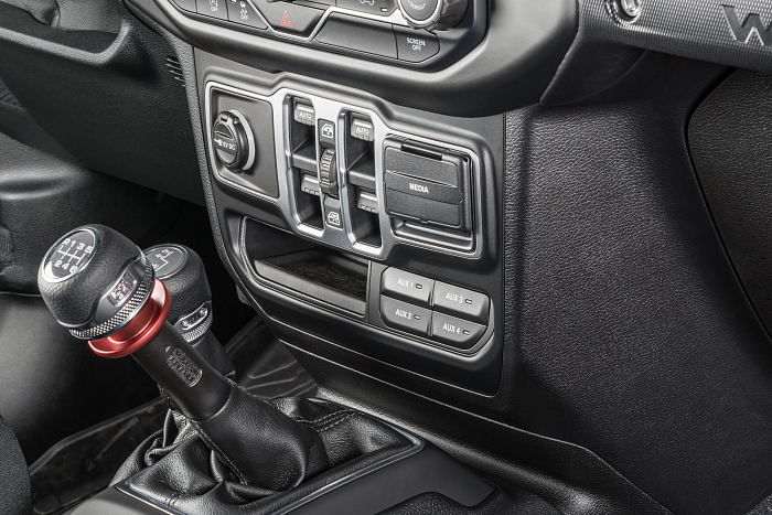 Блок Mopar AUX 82215798AE  для подключения дополнительных потребителей в Jeep Wrangler JL|JLU