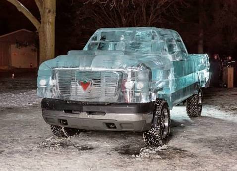 Ледяной пикап Chevrolet Silverado 2500