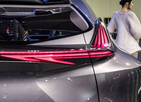 Концепт нового кроссовера Lexus UX удивил публику парижского автосалона