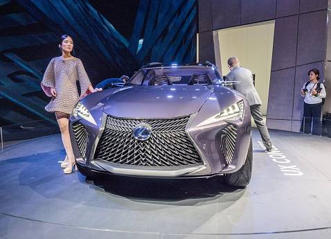 Концепт нового кроссовера Lexus UX удивил публику парижского автосалона