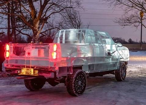 Ледяной пикап Chevrolet Silverado 2500