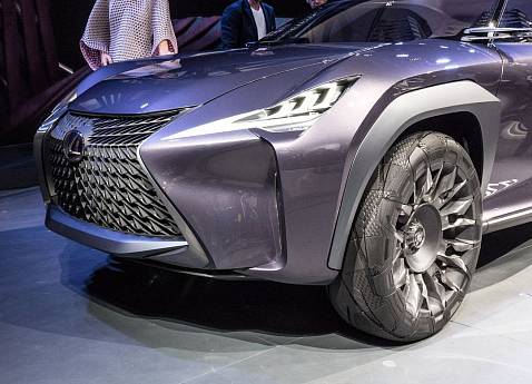 Концепт нового кроссовера Lexus UX удивил публику парижского автосалона