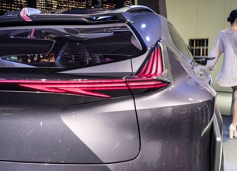 Концепт нового кроссовера Lexus UX удивил публику парижского автосалона