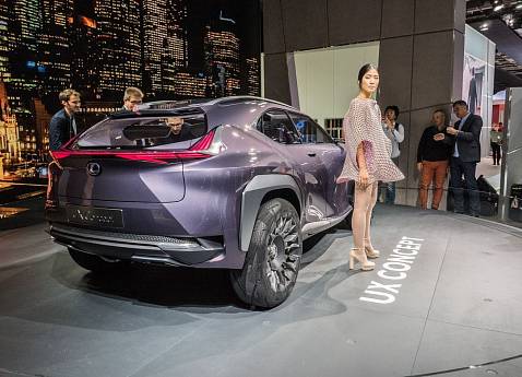 Концепт нового кроссовера Lexus UX удивил публику парижского автосалона