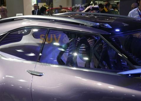 Концепт нового кроссовера Lexus UX удивил публику парижского автосалона